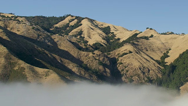 空中飞过高山和迷雾视频素材