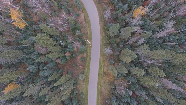 空中拍摄的乡村道路视频素材