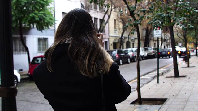 一名年轻女子在智利圣地亚哥拍摄城市街道视频素材