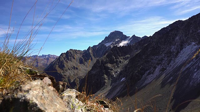 山高山景观。山脉的山峰视频素材