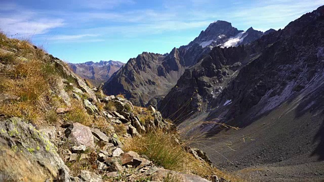 高山高山景观以草为主。山脉的山峰视频素材