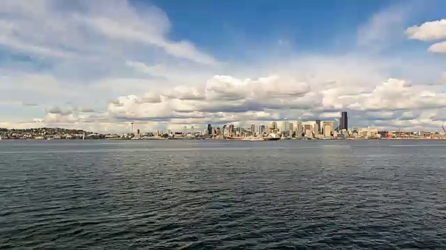 从Alki Beach WA 4k超高清时间推移在西雅图WA天际线上空的云彩和天空视频素材