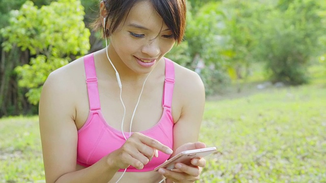 女性使用智能手表和手机视频素材