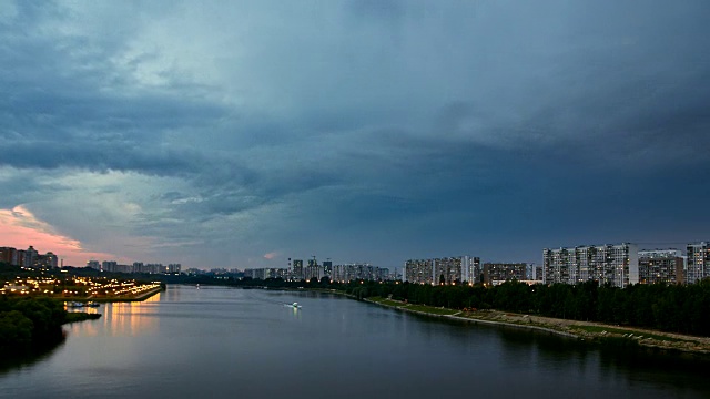 城市景观与河流交通和运动的云在黄昏视频素材