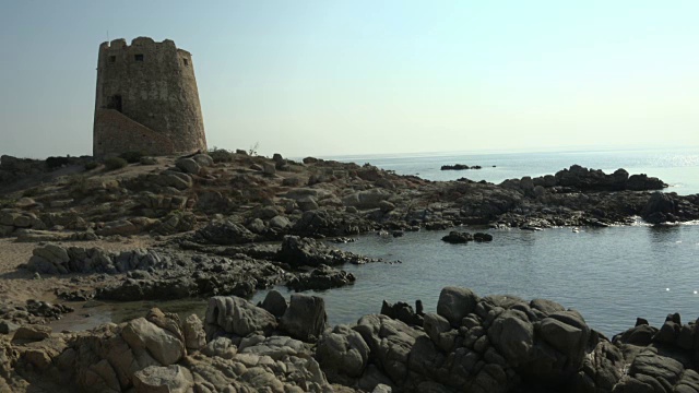 海滩上的Torre di Bari塔视频素材