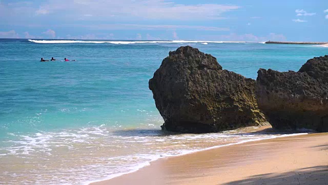 白色的海浪冲刷着海滩上的岩石视频素材