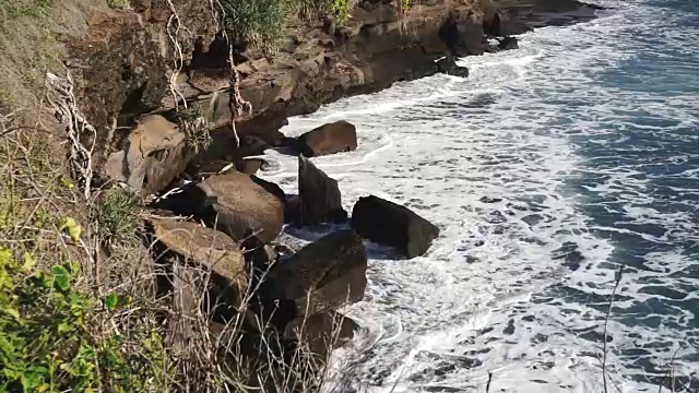 岩石海岸与小波浪靠近视频素材