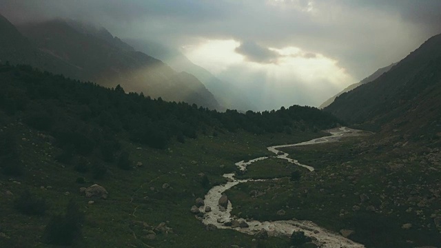 无人机观看雾谷。美丽的风景，山径和山峰视频素材