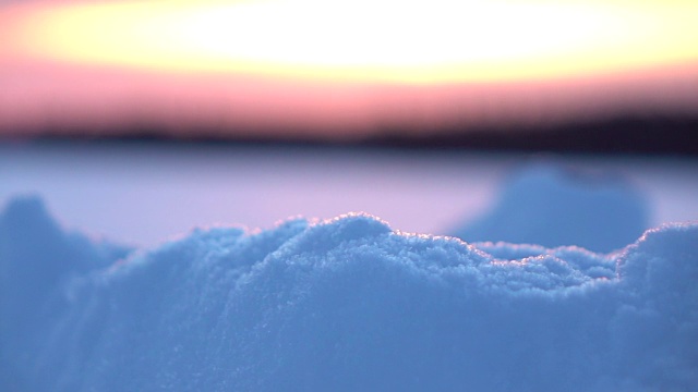 DOF:黎明时分，一堆在雪地上闪闪发光的雪视频素材