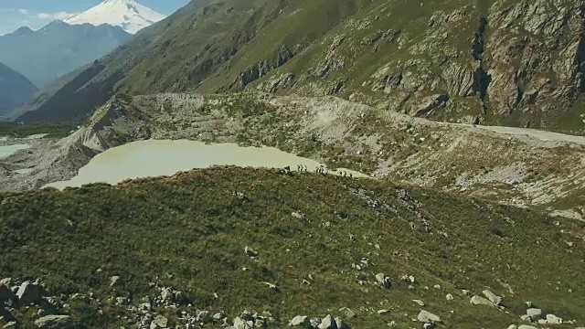 徒步旅行的背景是山、湖和山峰视频素材