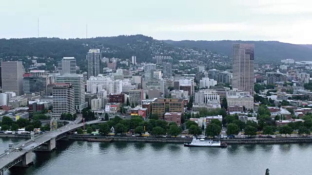 俄勒冈州波特兰市的航空莫里森桥视频素材