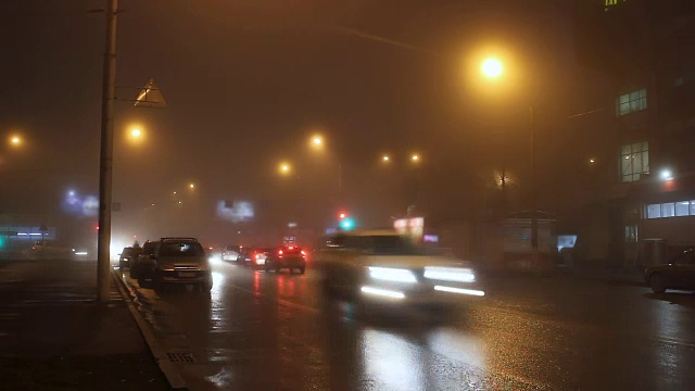 夜色中的城市迷雾和路上的汽车。视频素材