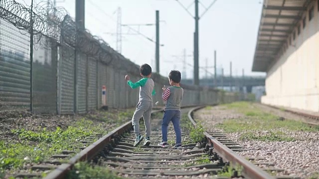 孩子们在跑道上玩，高清慢镜头视频素材