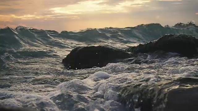 慢动作的小波浪在岩石上积极地滚动视频素材