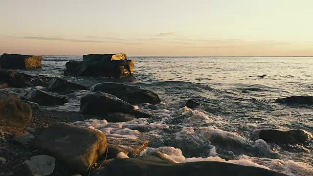 浪花拍打在岩石上的慢镜头视频素材