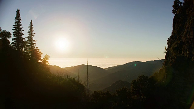 天线通过峡谷视频素材