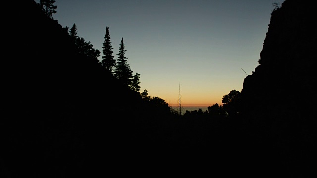 天线通过峡谷视频素材