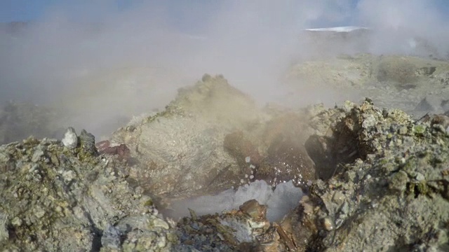 喷气口火山沸腾的泥锅周围环绕着硫磺温泉视频素材