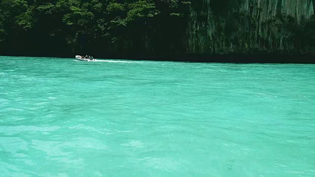 4 k。泰国普吉岛安达曼海岛屿之间清澈湛蓝的海面上，快艇和游客一起航行的镜头。普吉岛是最受游客欢迎的岛屿视频素材