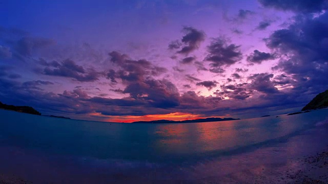 太阳落山，海面上有暴雨视频素材