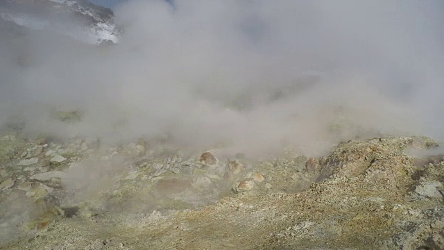 冒着烟的喷气口，活火山的活硫喷口视频素材