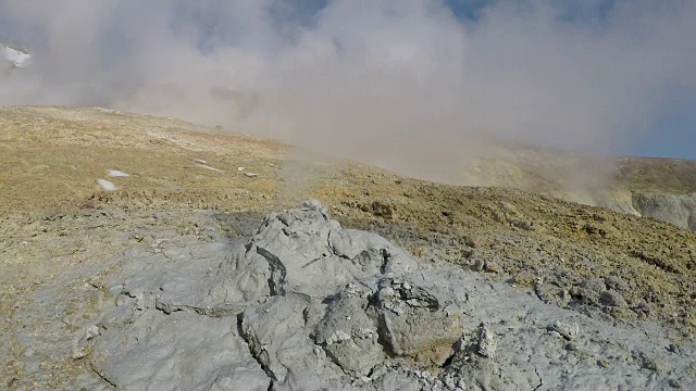 地热活动-火山泥洞释放热气和蒸汽云视频素材