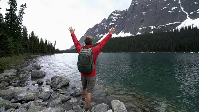 徒步者在山湖边庆祝，4K视频素材