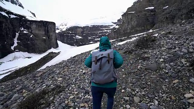 在加拿大的冰川上徒步旅行的女人视频素材