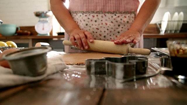 在家庭厨房里准备姜饼视频素材