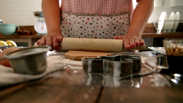 在家庭厨房里准备姜饼视频素材