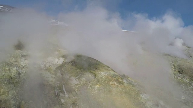 天然火山温泉的活动从火山喷气口喷出热气，蒸汽视频素材