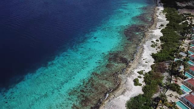 别墅海滩海岸博内尔岛加勒比海上无人机俯视图4K超高清视频视频素材