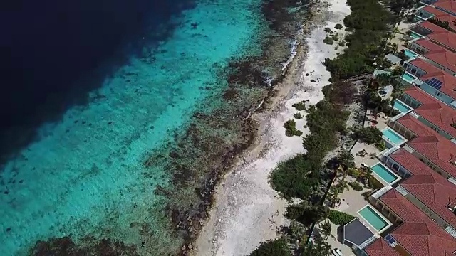 别墅海滩海岸博内尔岛加勒比海上无人机俯视图4K超高清视频视频素材