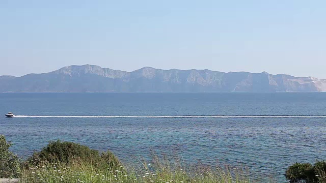 小船在风平浪静的海面上行驶。视频素材