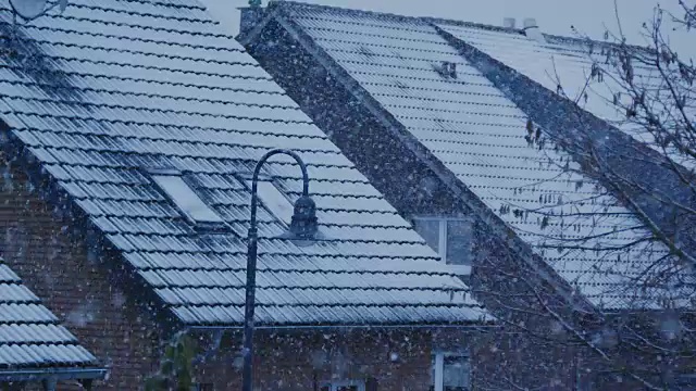 窗外飘落的雪花视频素材