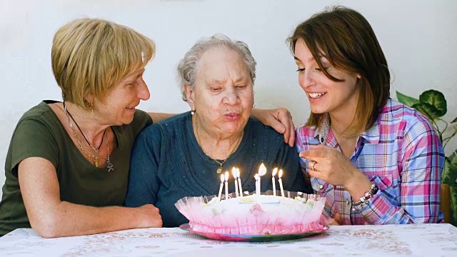 祝祖母生日快乐，女儿和孙女为她庆祝视频素材