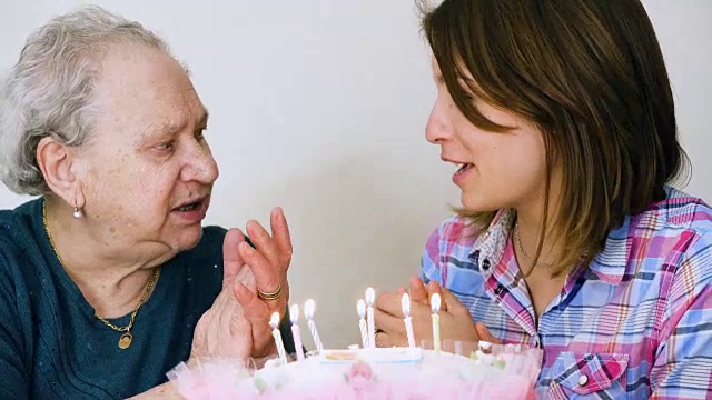 奶奶生日:奶奶和孙女庆祝生日视频素材