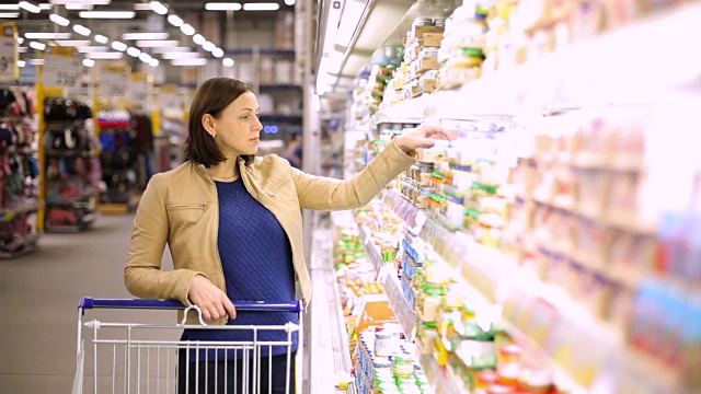 女性选择婴儿食品视频素材