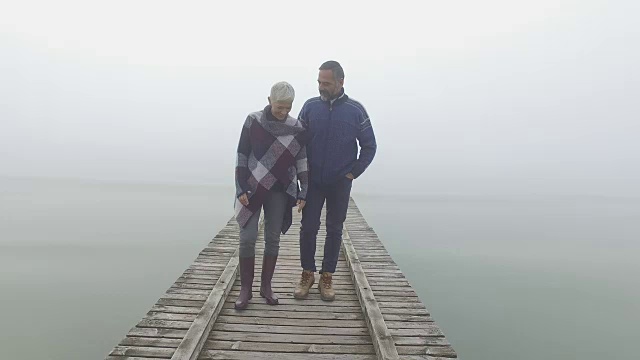 海滩上的成熟夫妇视频素材