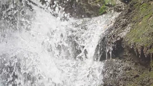 高山瀑布与水溅在慢动作视频素材