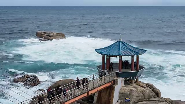 长草(著名的暑假旅游目的地)东明港的Yeonggeumjeong(观测点)和巨浪视频素材