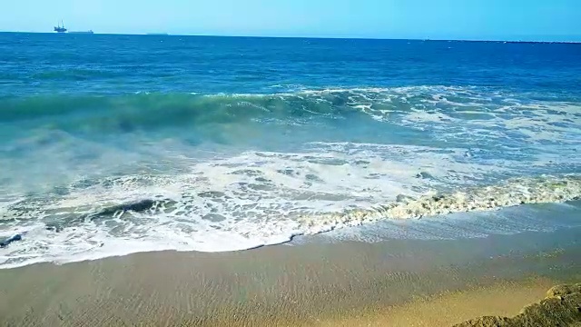 海浪冲击着沙滩视频素材