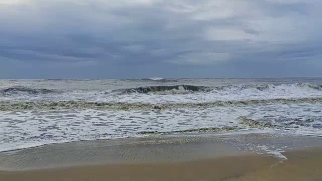 惊涛骇浪涌向海滩视频素材