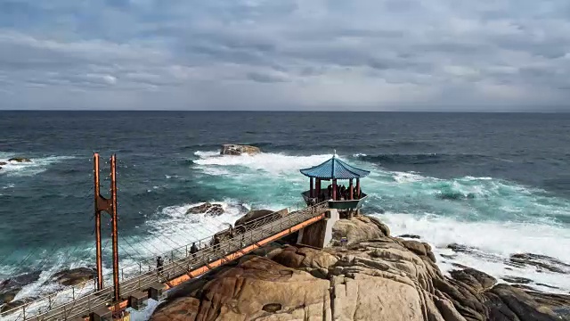 索罟岛(著名的暑假旅游目的地)东明港的一座桥，Yeonggeumjeong(观测点)和汹涌的海浪视频素材