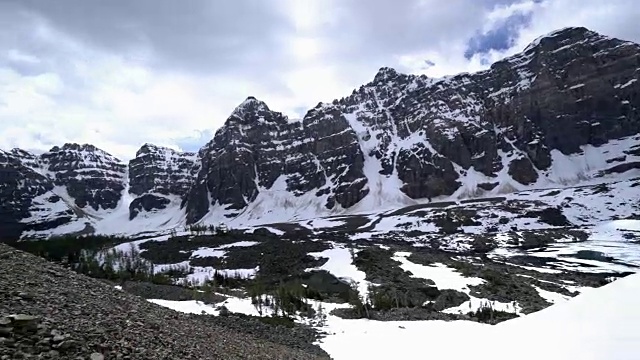 年轻女子在雪道上徒步旅行，双臂张开视频素材