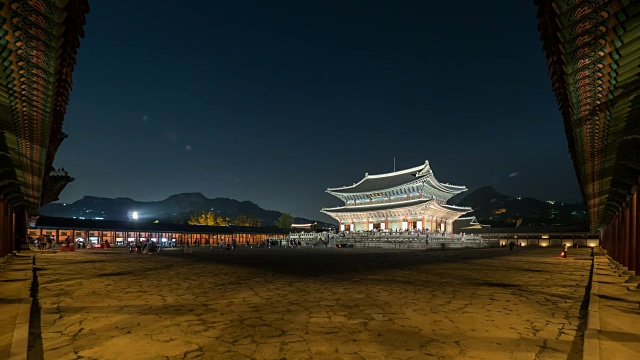 景福宫(韩国国宝223)夜景中的Geunjeongjeon(第233国宝景福宫)视频素材