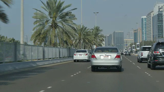 沿滨海大道的出租车，阿布扎比，阿拉伯联合酋长国，中东，亚洲视频素材