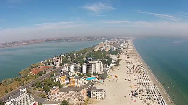 罗马尼亚黑海海岸，夏季旅游胜地Mamaia度假区的主要地带。视频素材