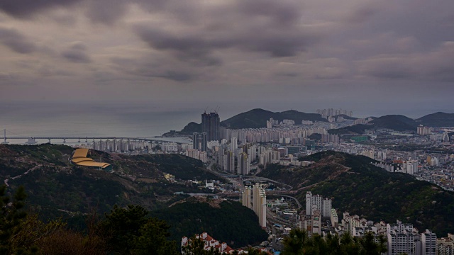 釜山南谷和周围的山的城市景观在黎明视频素材