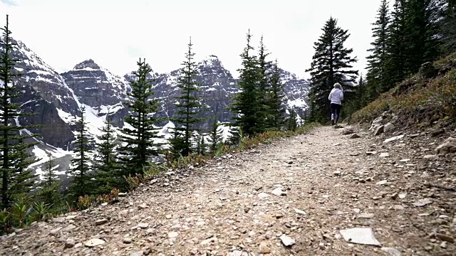 年轻女子在山间小路上跑步视频素材